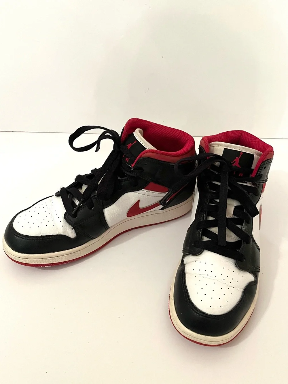 Nike Air Jordan 1 Mid Gym Red Black White Sneakers Youth Size 6Y - Picture 2 of 16